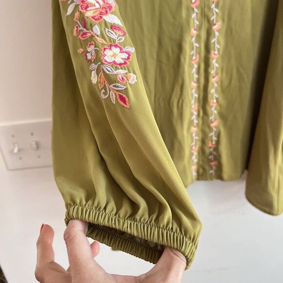 The Pioneer Woman Green Embroidered Sharkbite Top Boho Hippy Casual Moss Medium - Picture 7 of 8